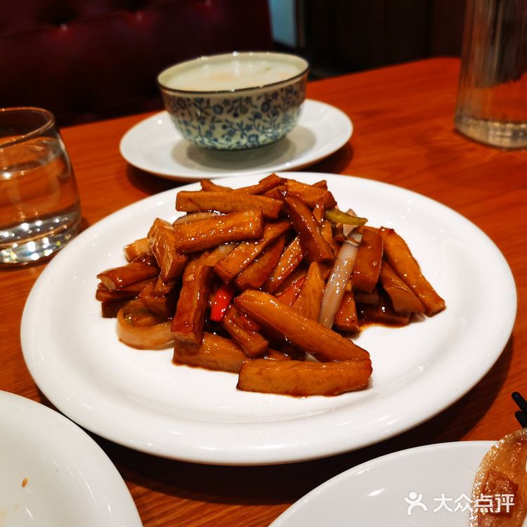 酒家还是很广式的，粥和干炒牛河都很正点