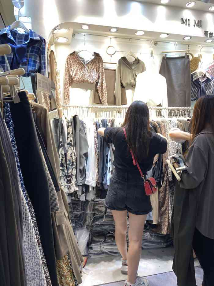 宝华白马服装批发城(解放路店)-"天气太热,只好拎着一杯续命奶茶跑到