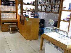 -杰伦眼镜·依视路·星趣控