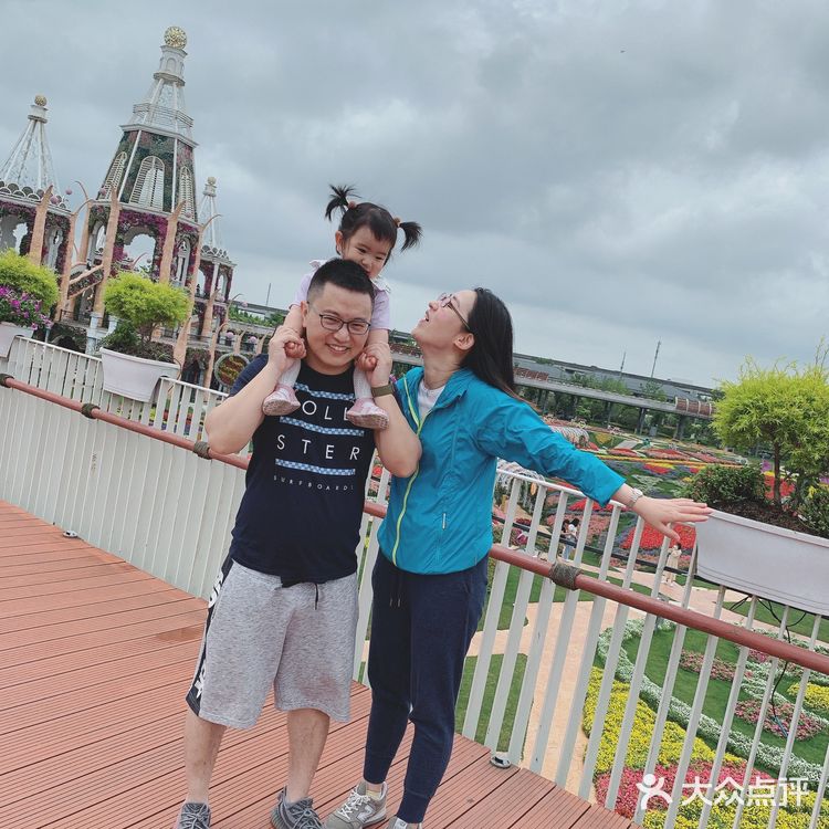 打卡奇迹花园，我老公说很山寨，主要就是城堡和花海