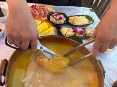 -鲜入围煮花胶鸡海鲜火锅