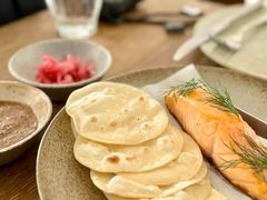 烟熏三文鱼配烤饺子皮和芥末籽酱-BOR Eatery(安福路店)