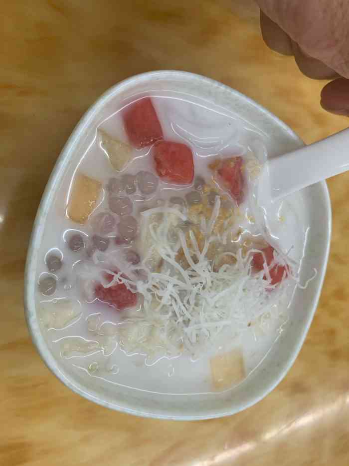 海南纯椰奶清补凉-"东华东路靠近龟岗公交站的一家海南椰奶糖水.