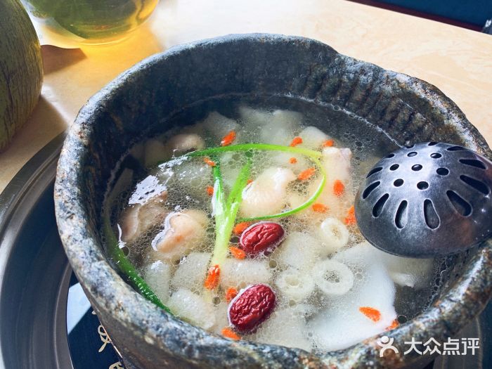 墨脱石锅椰子鸡•糟粕醋•东山羊(大东海店)墨脱石锅椰子鸡图片