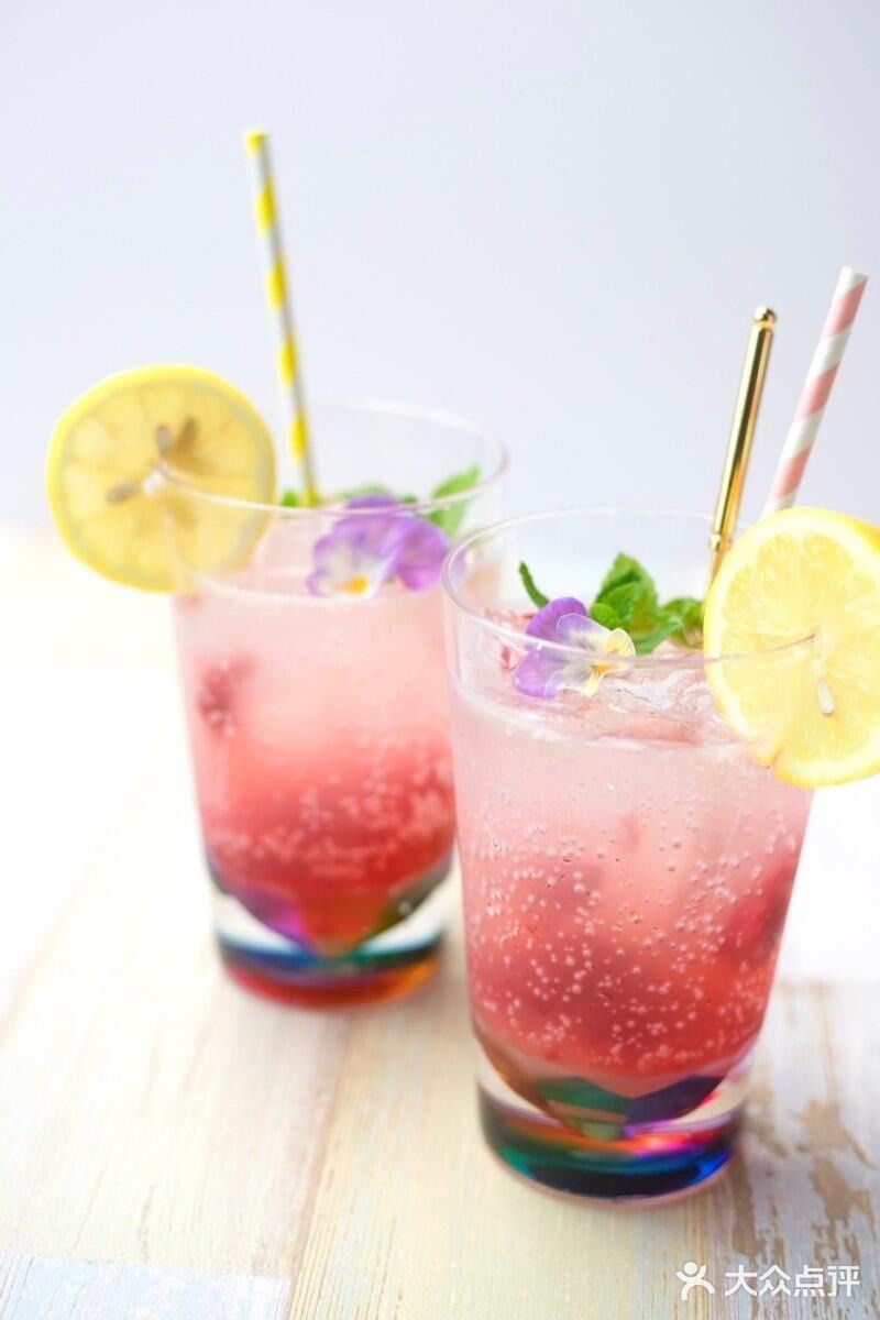 清爽夏日🌟簡易料理：覆盆子檸檬氣泡飲🌟