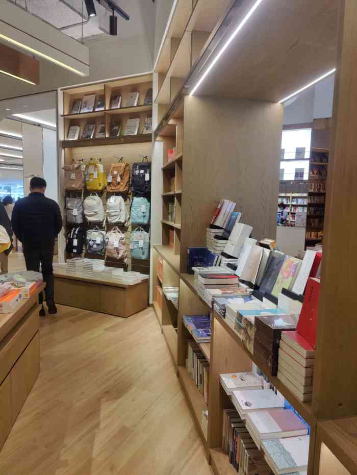 位于华发商都三楼的阅潮书店来过几次都是人蛮多的书店设计比较独特为