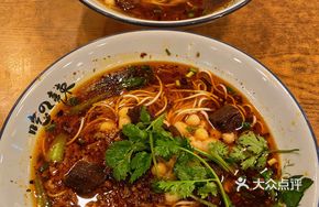 Dry-Mixed Beef Noodles with Peas and Sauce