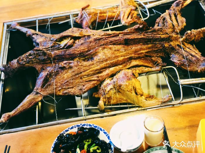 香香草烤全羊图片