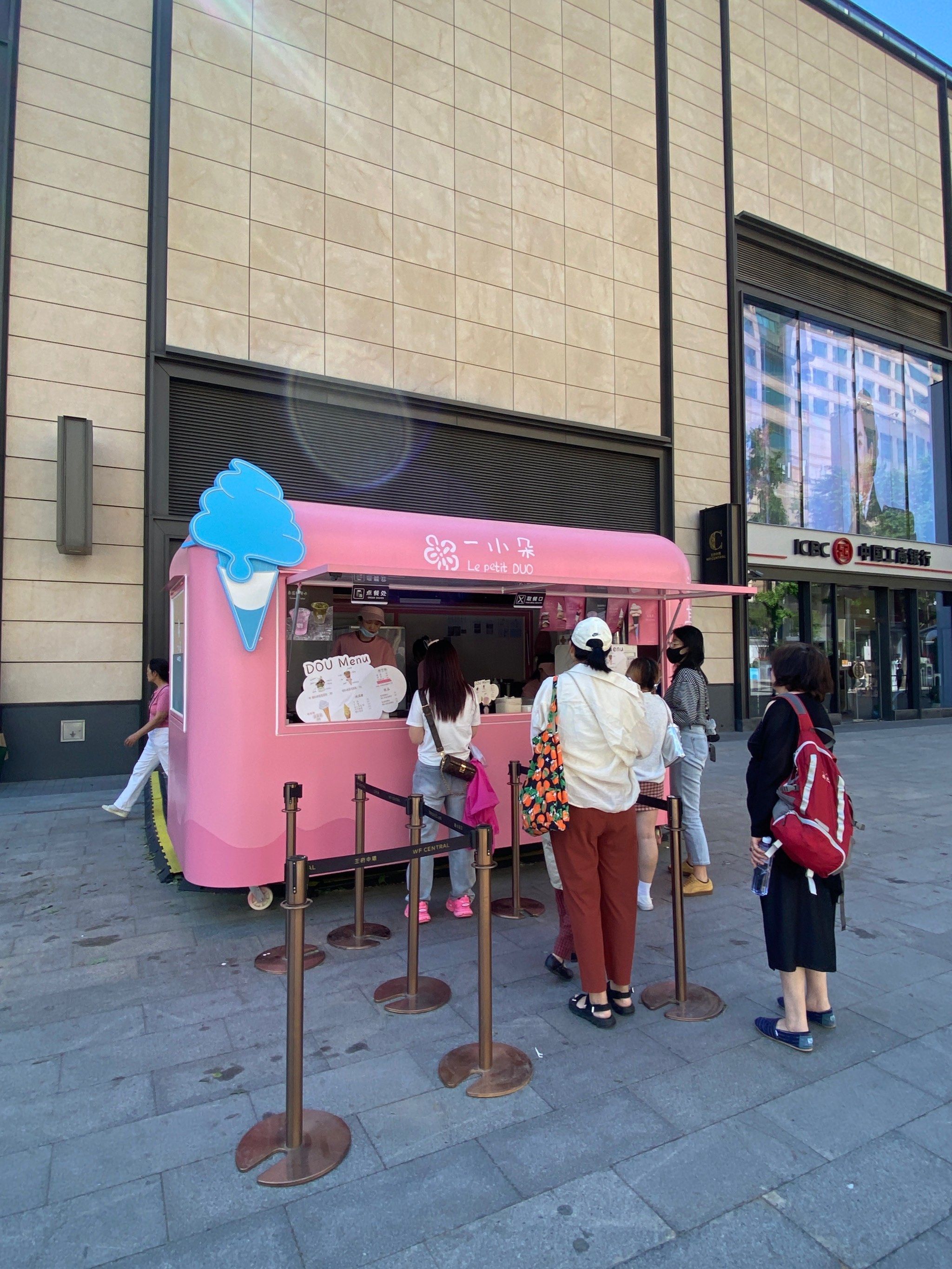 偶遇网红冰淇淋车!