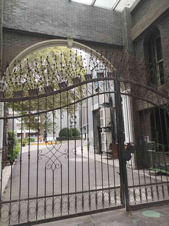 中华中学-"虽然中华中学现在有好多点,但是最老的还是.