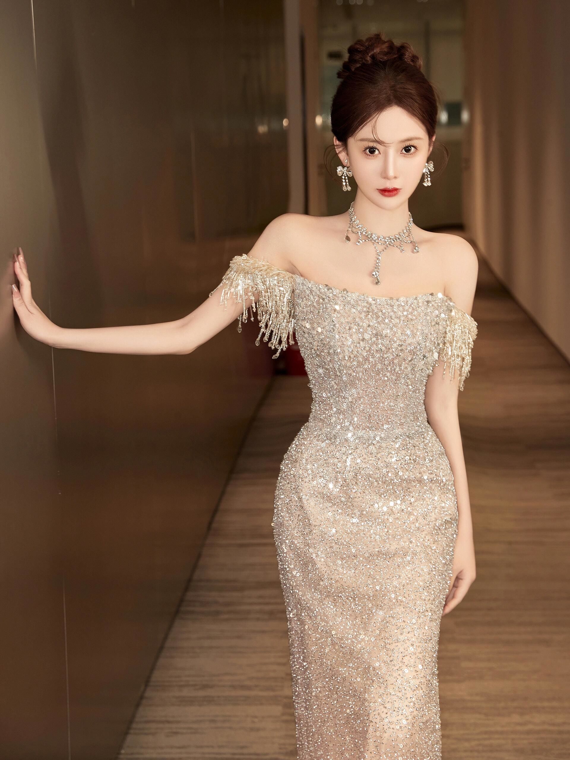 星河渐变鱼尾礼服裙	长沙婚纱礼服	 自带星空的粉白渐变礼服裙