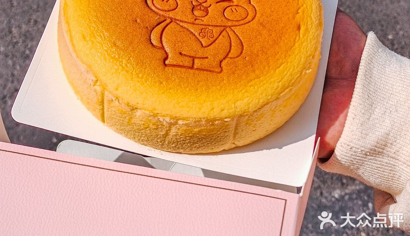 来南京路步行街 芝士蛋糕一人一个!!!