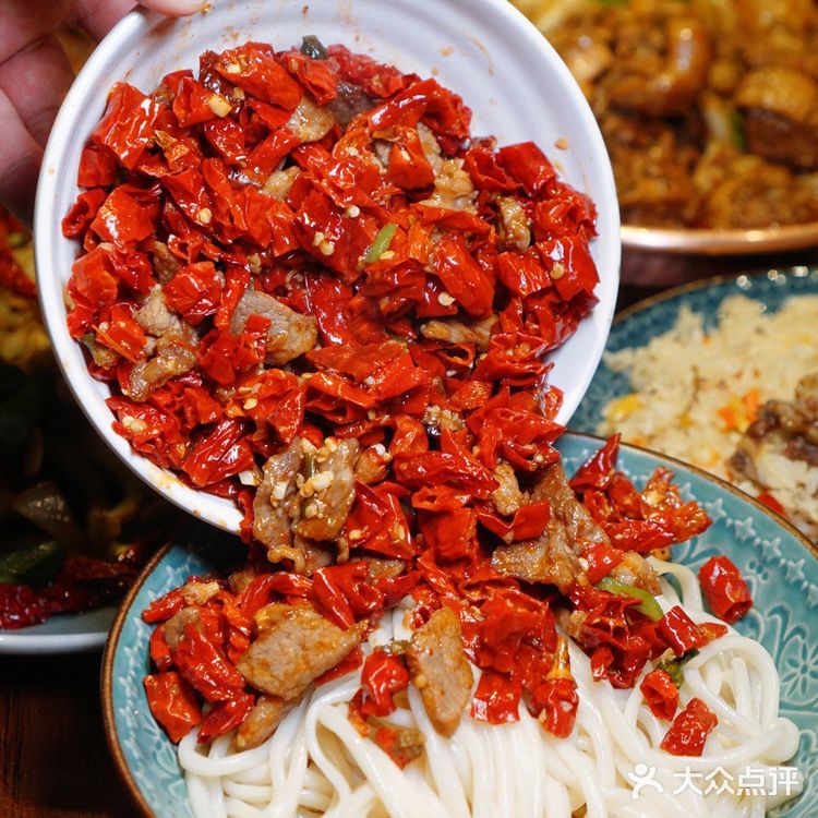 超正宗的新疆菜🌶️辣子鸡+拌面🍜，流口水了🤤