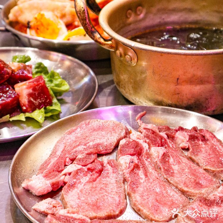 一道菜俘获你的芳心，论好吃还是牛周周·韩国烤肉的特色综合烤牛肠拼盘、无限续海带汤好吃