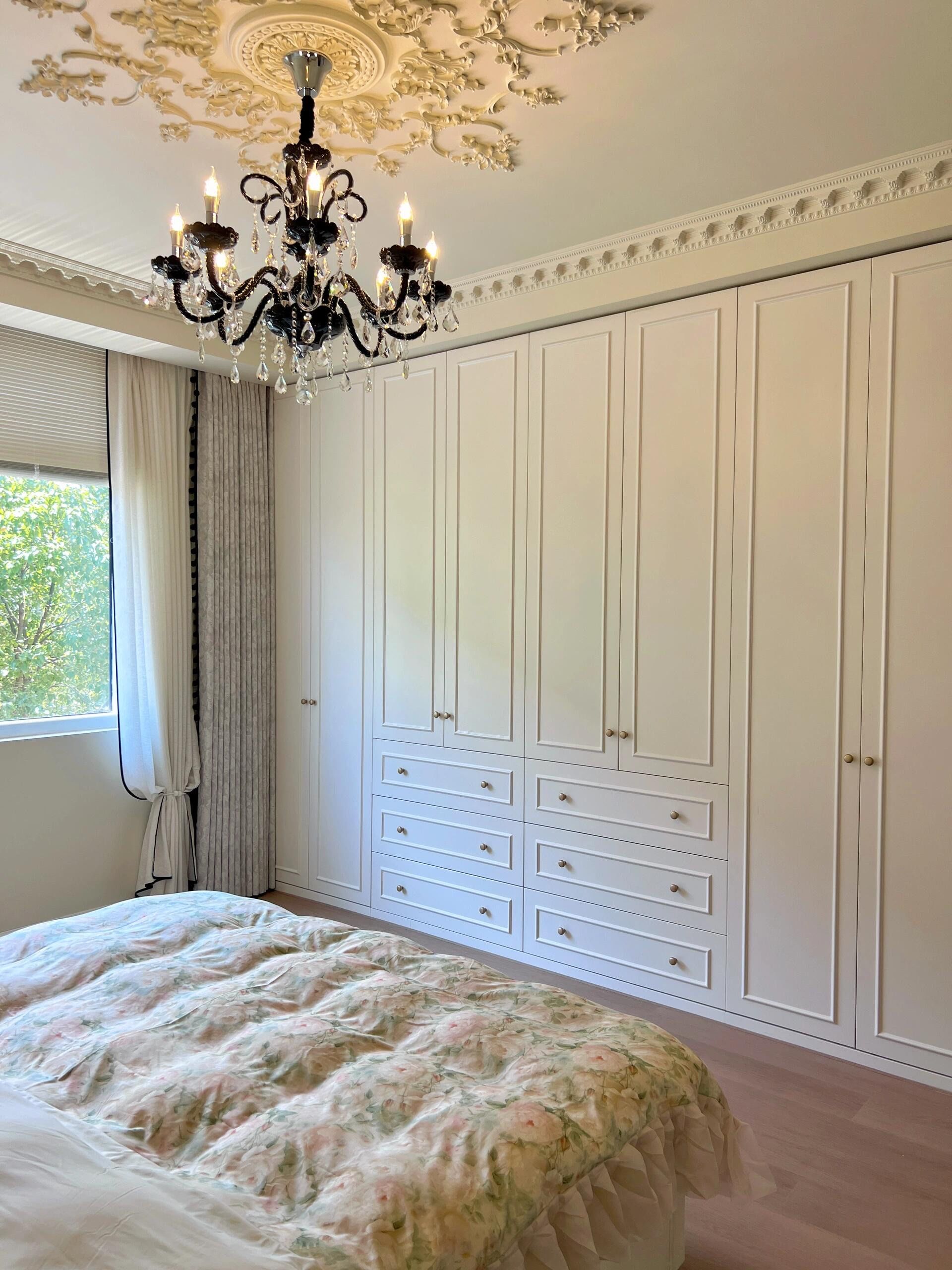 没听劝,床尾做了一整排法式衣柜……91