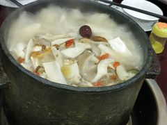 松茸炖石锅鸡-绿色墨脱石锅城