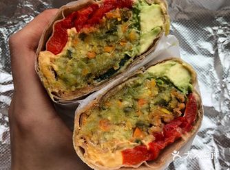 有牛油果hummus和彩椒 还有一点点黄瓜和豆苗