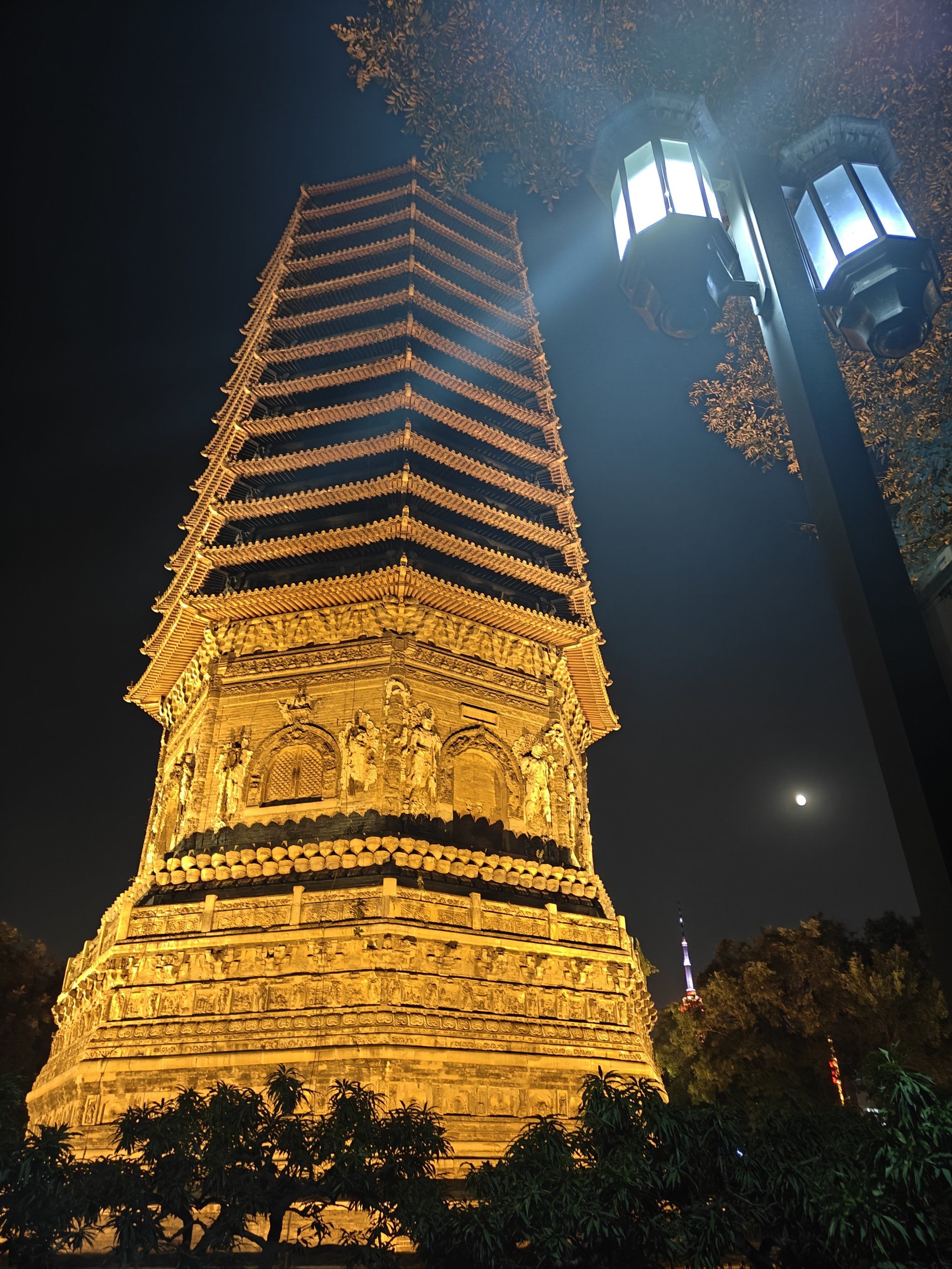 夜间看着玲珑塔,太漂亮了