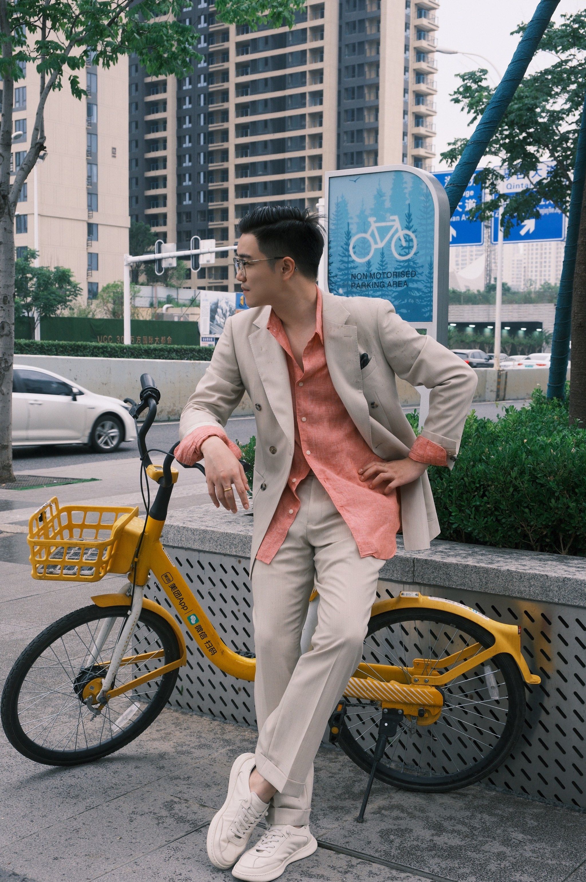 优雅的米色西装独领风骚简约而不失时尚的设计
#西服定制 #品质男装