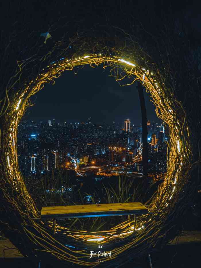 壹华里夜景公园-"赶上壹华里那里的龙虾节去的,有免费的啤酒.