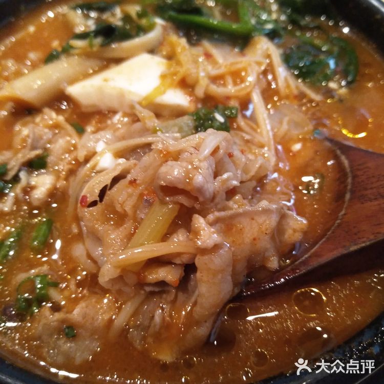 三角牛霖，店员一直帮忙在烤肉，外焦里嫩烤的好香哦