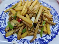 鹿茸菌炒土豆-边疆缘正宗腾冲风味菜馆(腾冲店)