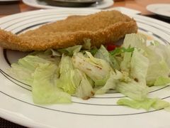 崇明生态猪炸猪排配辣酱油-红房子西菜馆(淮海中路店)