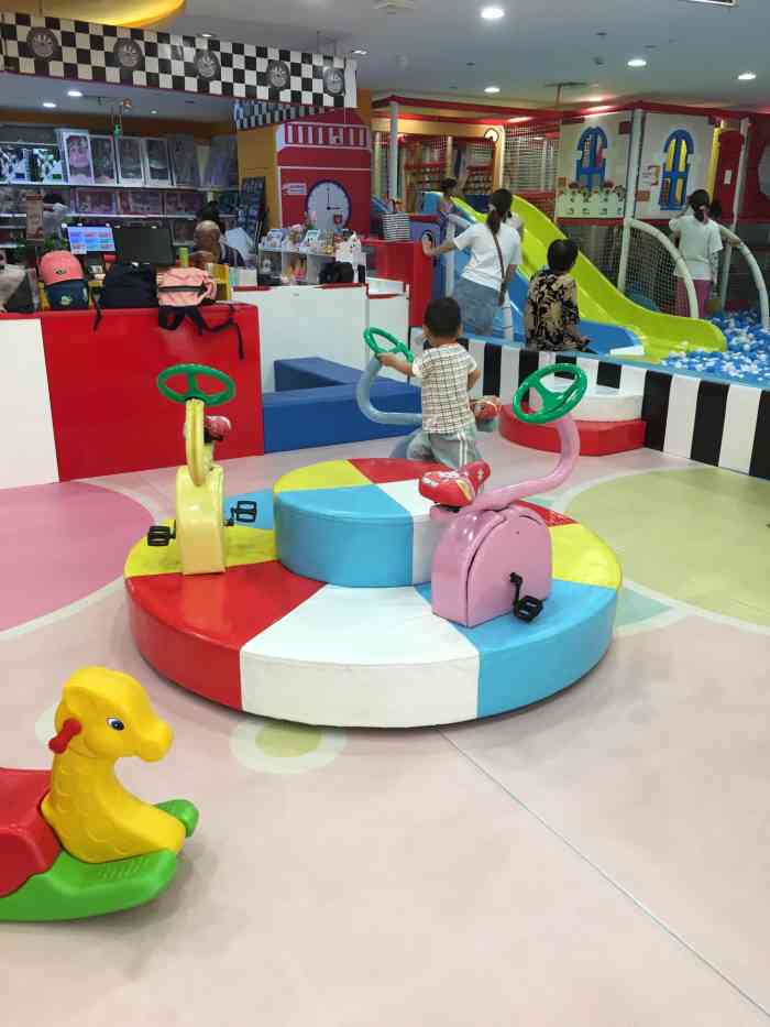 红孩子(清江苏宁店)-"在清江苏宁广场3楼的游乐场,苏宁广场里人.