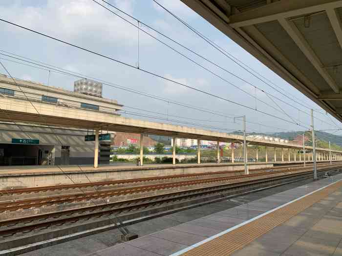 三江南站-"满满民族风情高铁站出站就有一个很大的广.