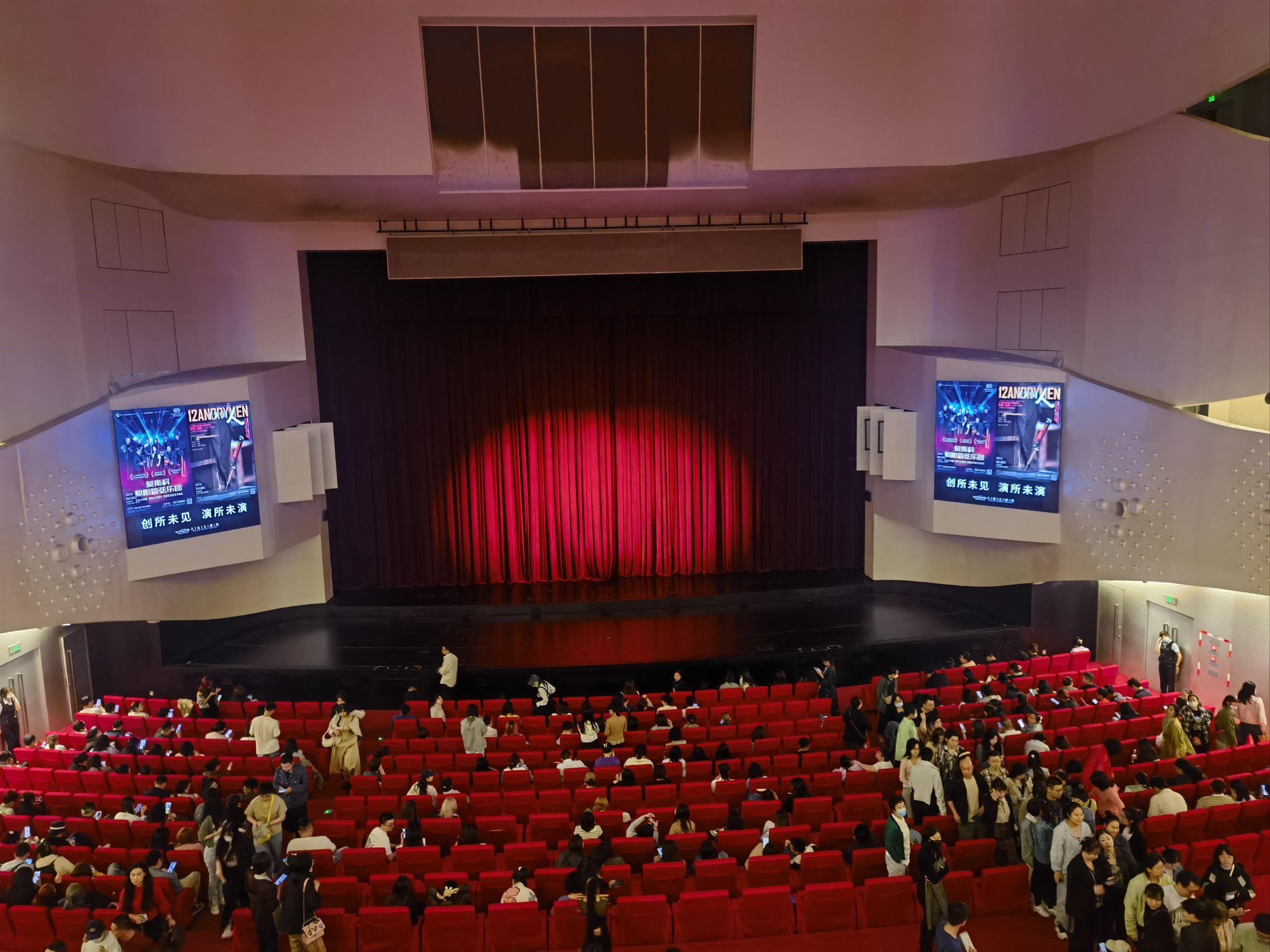 「大连大剧院」在东港音乐喷泉边上,里面面