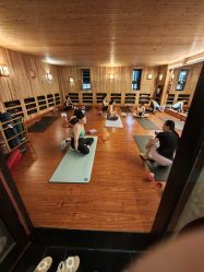 -威思丽高温瑜伽会馆