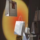 小亚：周末陪我去看一个展吧。导哥：… …