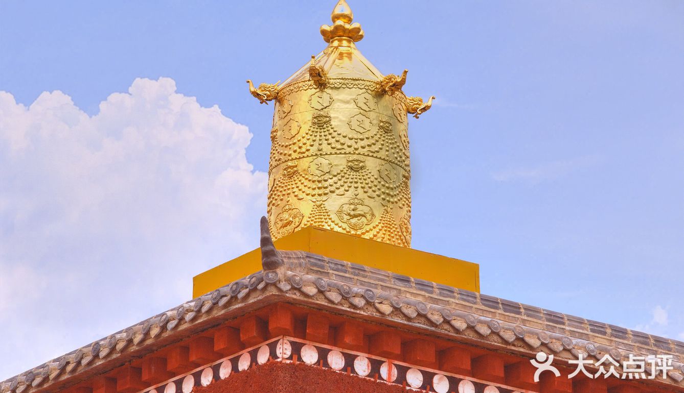 一座高大华丽建筑的寺庙