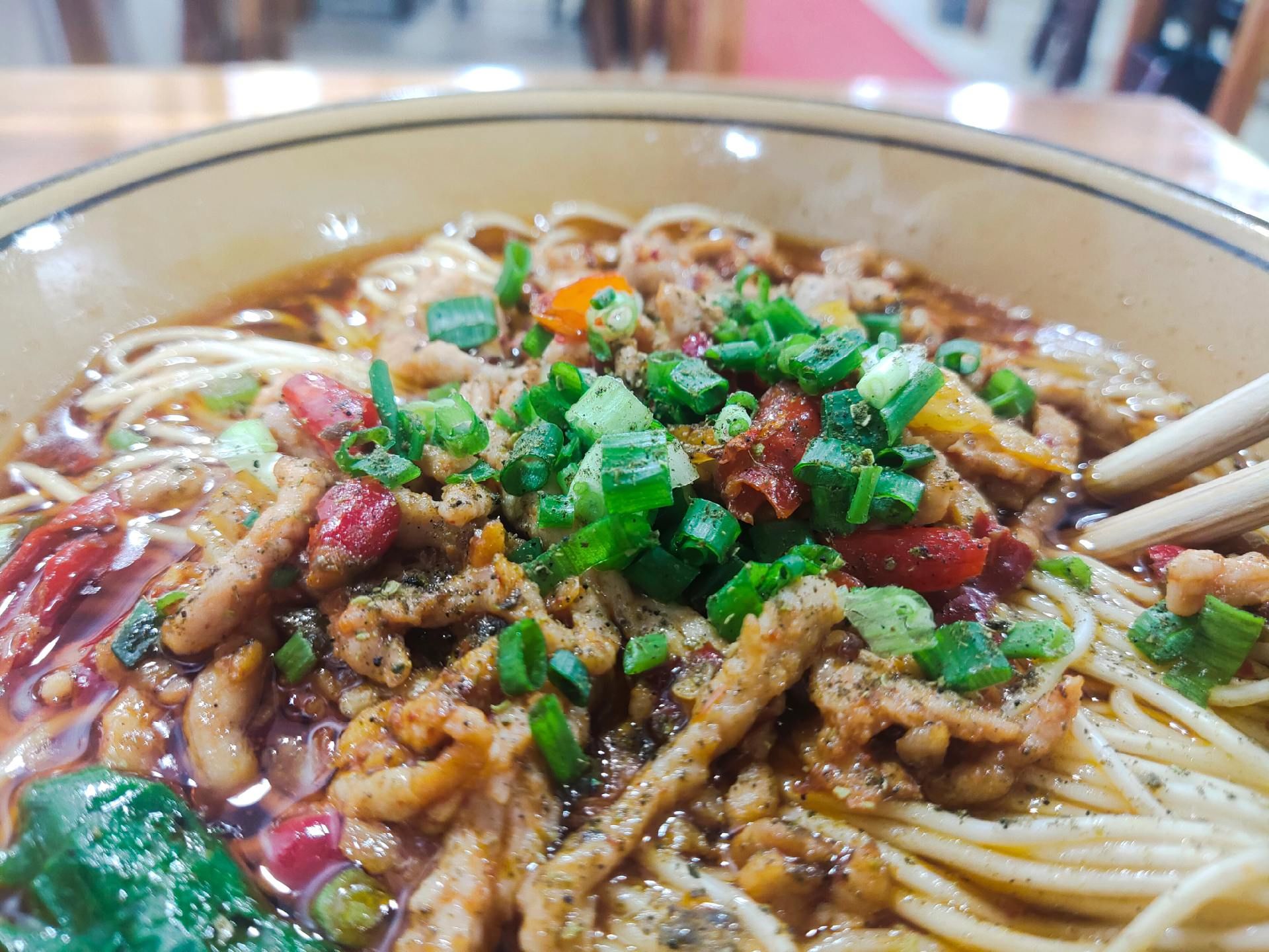 面""师傅,泡椒肉丝二宽,特辣……"这样的口头点餐语言,充斥在重庆早晨