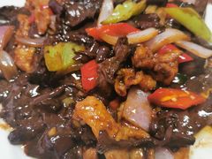 红菇炒肉-鸿亨泰杂鱼馆(港馨家园店)