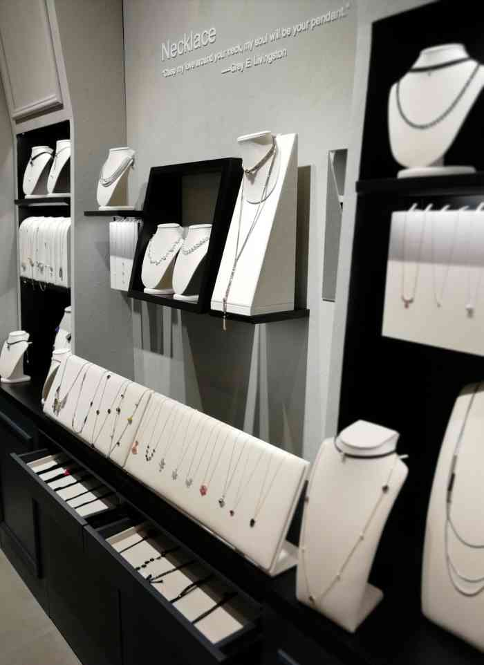 请问艾特里里的东西能帮我快递吗,怎么联系