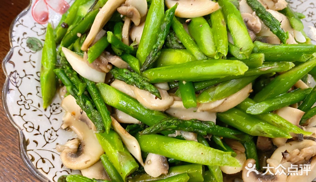 芦笋很多人用作牛排佐料,单独成菜也非常好吃哦!