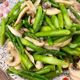 芦笋很多人用作牛排佐料,单独成菜也非常好吃哦!