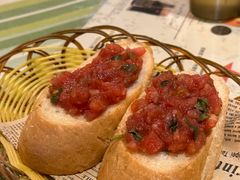 面包配番茄罗罗叶-BISTROFIORE美伊娜(伊犁南路店)