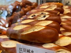 红豆碱水面包-WHEN PIGS FLY当猪飞
