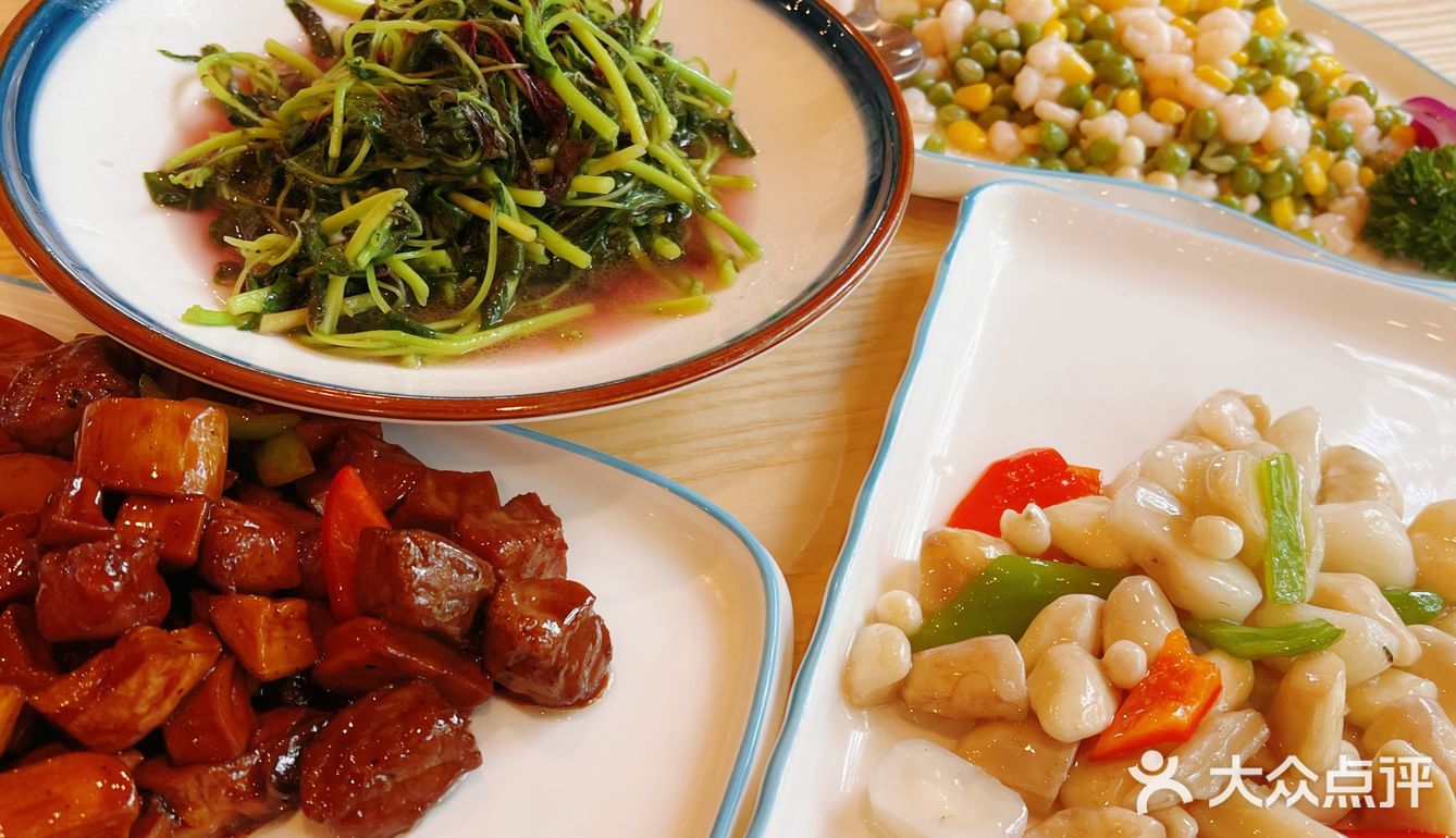 5菜1汤1份主食3个女孩正好，还送了我们一碟桂花糕