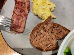 鸡蛋培根牛油果酱吐司-Wagas沃歌斯(大学路店)