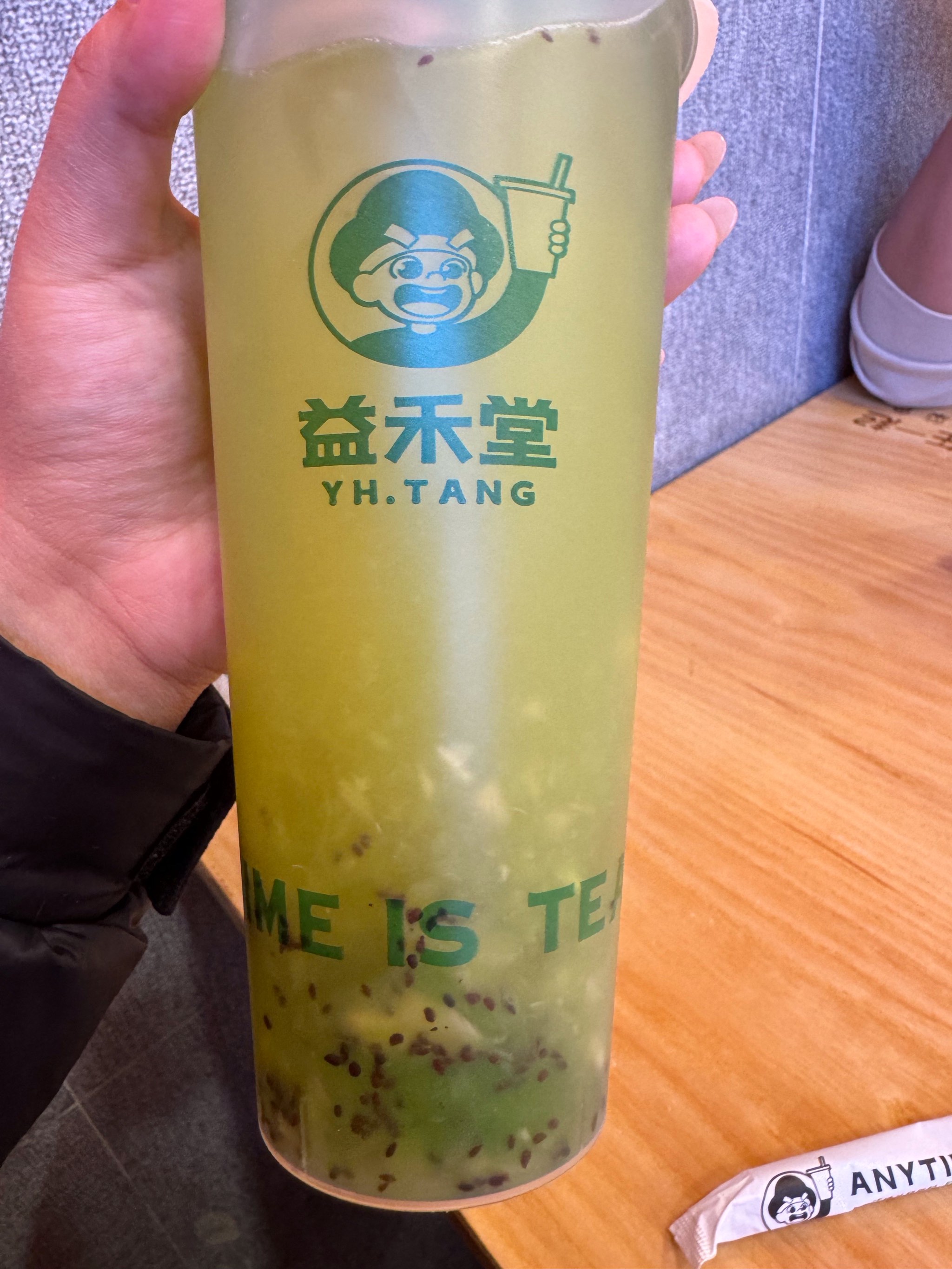 益禾堂奶茶拿着的照片图片