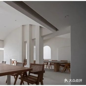 将原有建筑窗户切割成不一样的弧形，也顺势切割了光线的形状