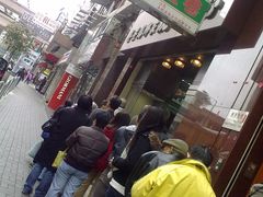 排队的人以及这家店的招牌-德成号