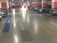 -绿地缤纷城-停车场