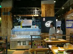 大堂-洪氏嗨捞·广东猪肚鸡·椰子鸡火锅(西咸万象城店)