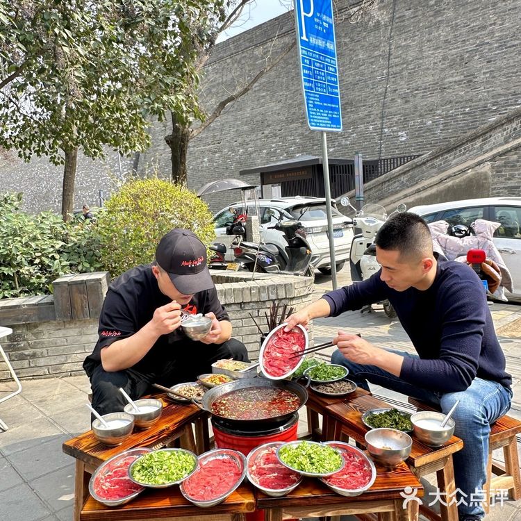 西安城墙边，穷鬼也能吃得起的牛肉火锅（人均3