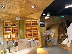 -新华里咖啡书吧(新华书店小寨店)