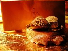 GODIVA的焦糖坚果碎&nbsp;&朗姆酒香松露-GODIVA(港汇恒隆广场)